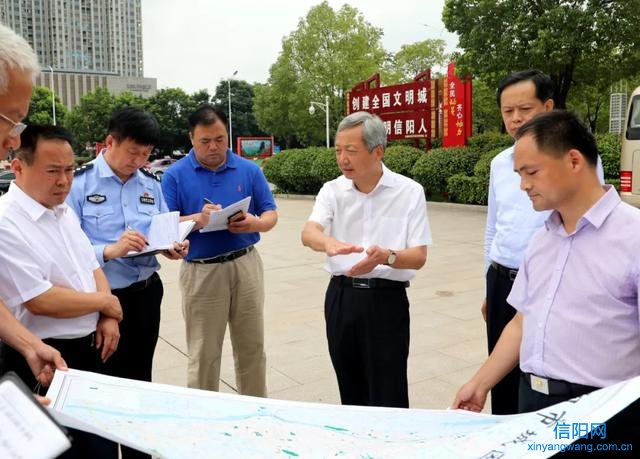 尚朝阳实地调研中心城区（四一路与新华路交叉口、东方红大道与工区路交叉口）交通疏堵保畅工作