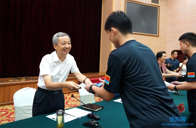 信阳市实现招飞“八连冠” 尚朝阳勉励飞行学员
