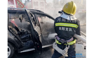 信阳新七大道奔驰SUV遭遇自燃 奔驰汽车正