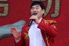 大衣哥主动缴税获赞，给税务机关送锦旗