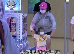 已故赌王何鸿燊四房长女何超盈出街游玩 已故赌王何鸿燊四房长女何超盈出街游玩