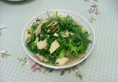 荠菜炒鱼肉片的做法