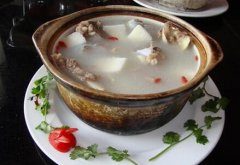 红枣煮排骨面汤的做法