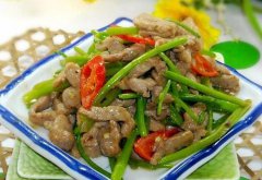 <b>香辣香菜梗炒肉丝</b>