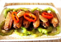 苦瓜焖鸡翅的做法