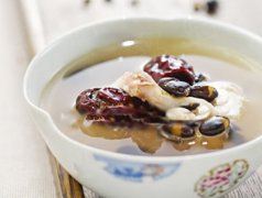 黑豆红枣炖猪尾汤