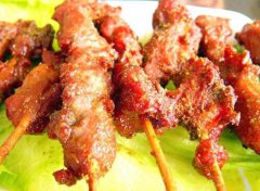 吃烤羊肉串莫狼吞虎咽